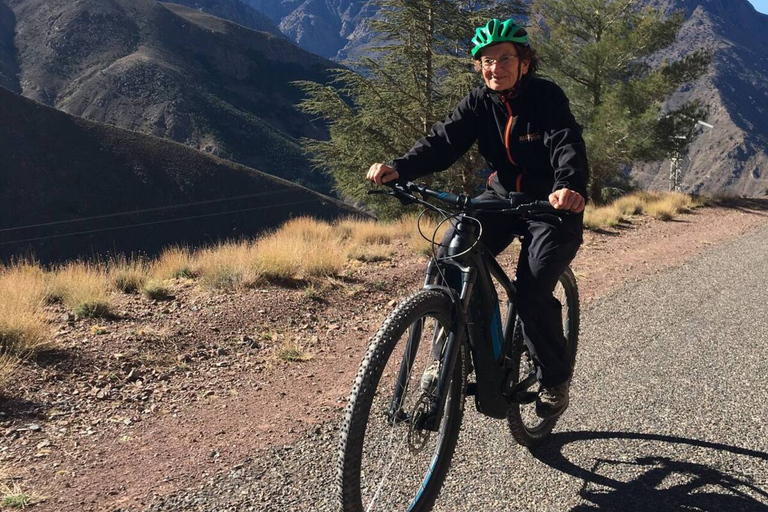 De Marrakech: excursion d'une journée à vélo guidée dans les montagnes de l'Atlas