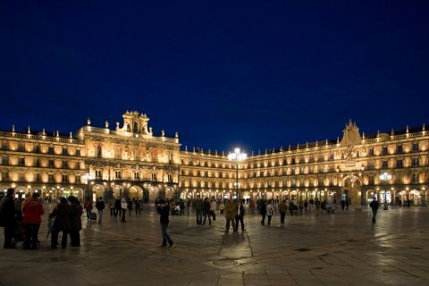 Salamanca: Local Legends Evening Walking Tour in Spanish