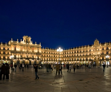 Salamanca: Local Legends Evening Walking Tour in Spanish