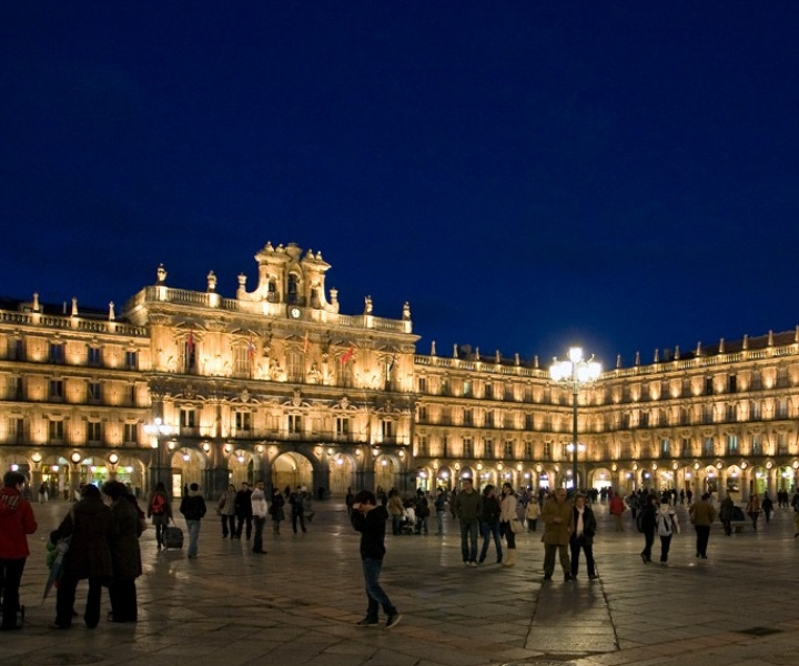 Salamanca: Local Legends Evening Walking Tour in Spanish