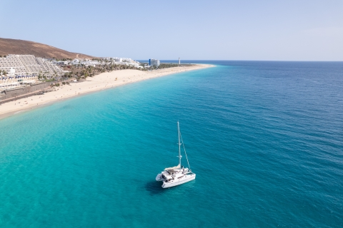 Fuerteventura: croisière en catamaran de luxe magique en petit groupeCroisière d'une journée avec ramassage