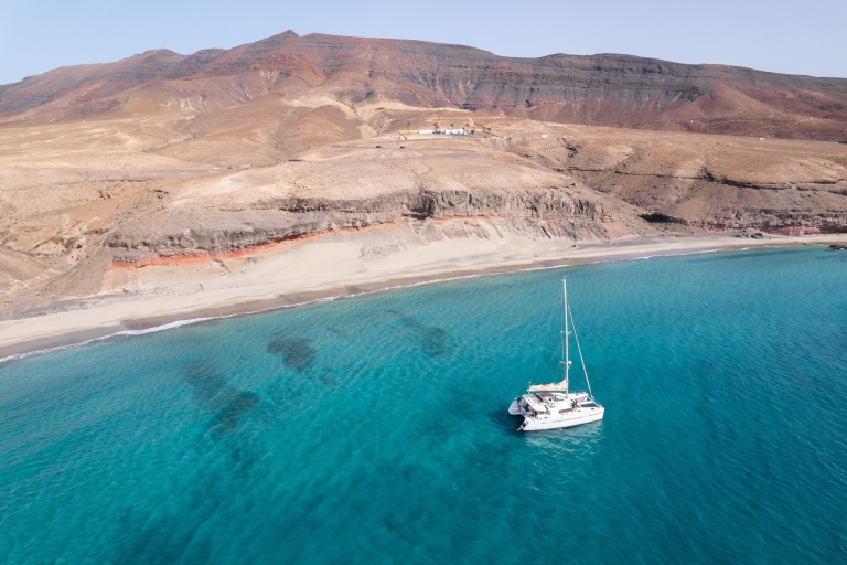 Fuerteventura: rejs katamaranem Deluxe Deluxe w małej grupieRejs jednodniowy z lokalizacją miejsca spotkania