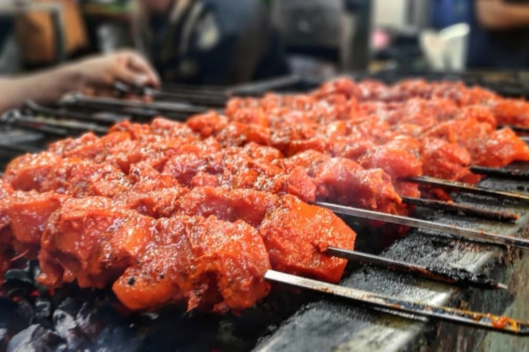 Recorrido local de comida callejera con vehículo AC incluido