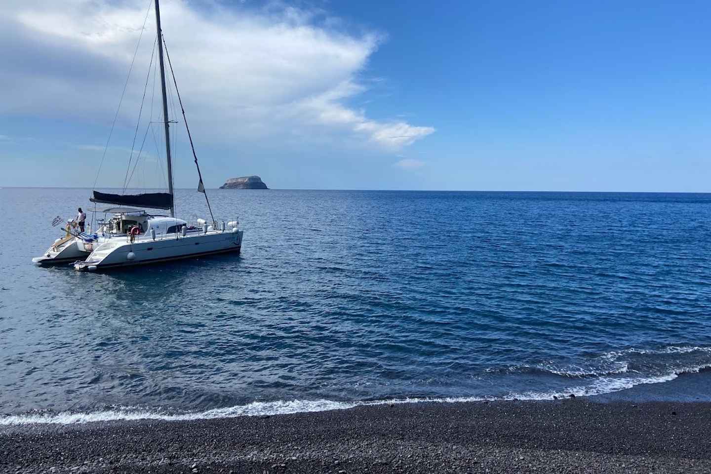 Santorini: Sérstök katamaranferð með mat og drykk
