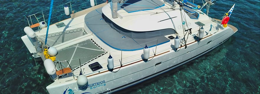 Santorin : Croisière en catamaran avec repas et boissons