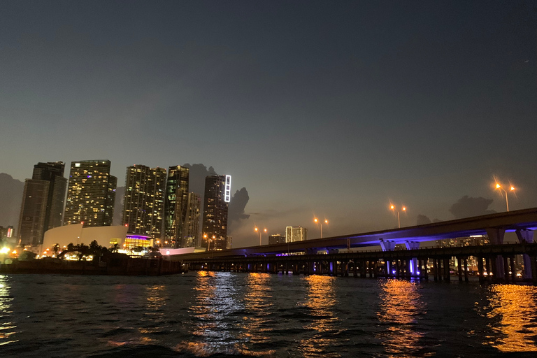 Miami: cruise bij zonsondergang met huizen van beroemdheden en open barCocktailcruise bij zonsondergang in Miami