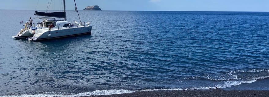 Santorin : Croisière privée tout compris en catamaran, avec repas|boissons