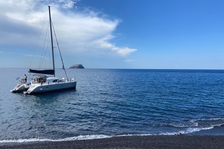 Santorini: privécatamaranexcursie met eten en drinkenPrivécatamaranexcursie met eten en drinken - overdag