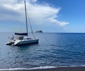 Santorini: Excursión privada en catamarán con comida y bebida