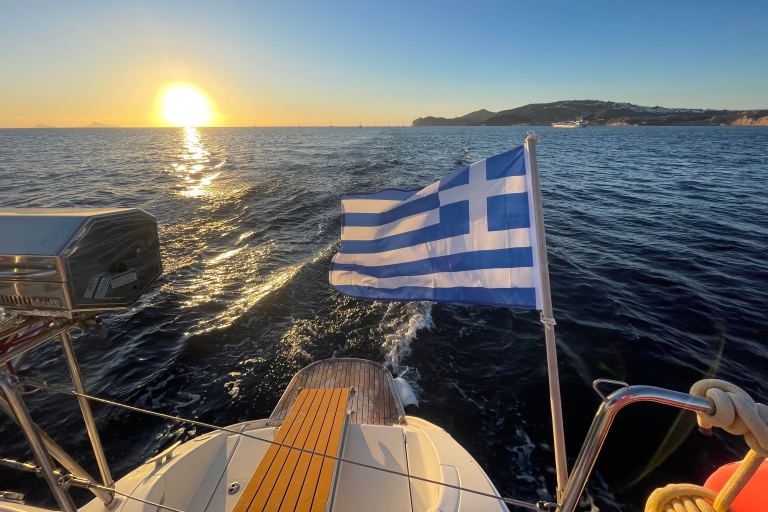 Santorini: privécatamaranexcursie met eten en drinkenPrivécatamaranexcursie met eten en drinken - overdag