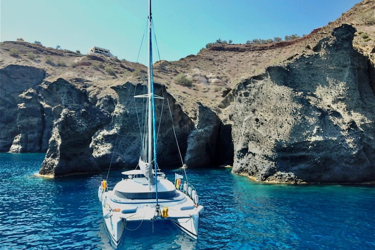 Santorini: Prywatna wycieczka katamaranem z jedzeniem i napojamiPrywatna wycieczka katamaranem z jedzeniem i napojami - w ciągu dnia