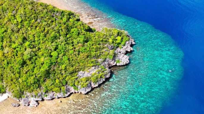 Labuan Bajo: Excursión de medio día a la cueva y playa de Rangko para hacer snorkel