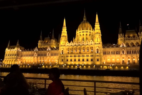 Visita Nocturna a Budapest con Crucero Fluvial y VinoLuces brillantes programadas