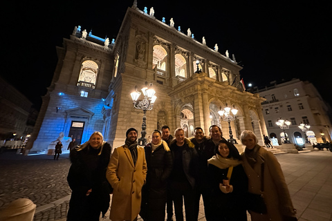 Budapeste: passeio noturno a pé com cruzeiro no rio e vinhoBudapeste: passeio noturno a pé com cruzeiro no rio - grupo