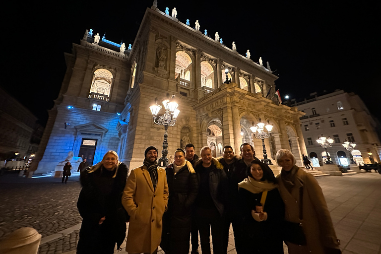 Budapeste: passeio noturno a pé com cruzeiro no rio e vinhoBudapeste: passeio noturno a pé com cruzeiro no rio - grupo