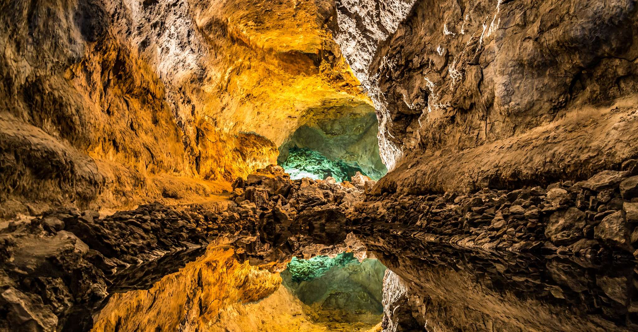 Lanzarote, Cueva de los Verdes & Jameos del Agua Tour - Housity