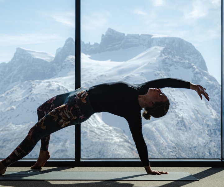 From Åndalsnes: Yoga on Nesaksla Mountain and Cable Car Ride