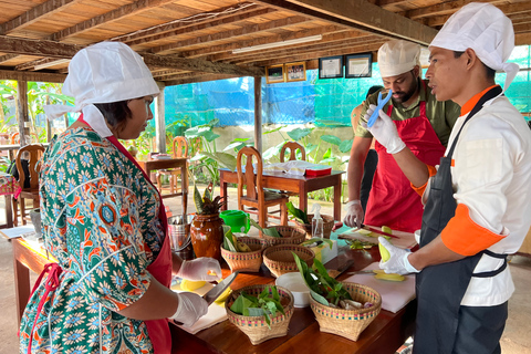 Clase de cocina y experiencia en el pueblo con traslados en Tuk Tuk