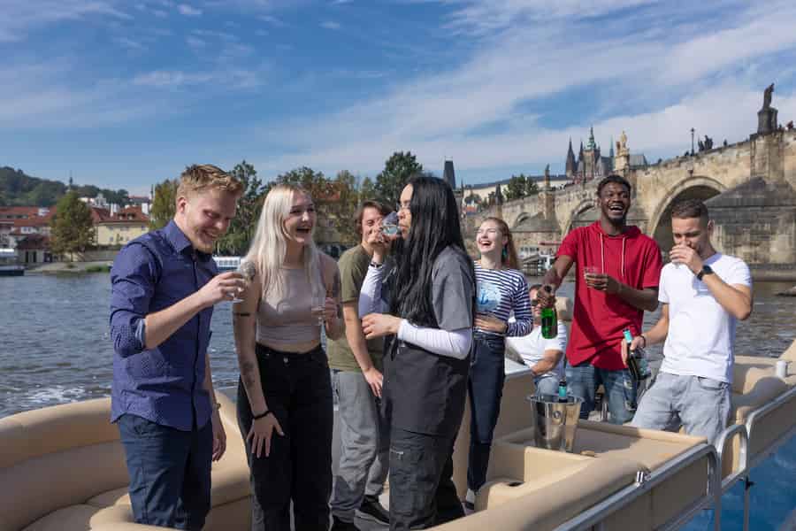 Prag: Bierboot-Tour. Foto: GetYourGuide Prag: Bierboot-Tour. Foto: GetYourGuide