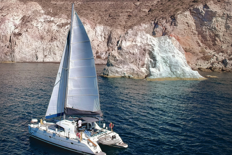 Santorin : Excursion d'une journée complète en catamaran avec nourriture et boissonsSantorin : Excursion d'une journée complète