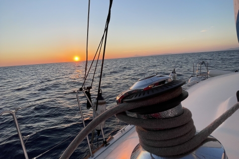 Santorin : Excursion d'une journée complète en catamaran avec nourriture et boissonsSantorin : Excursion d'une journée complète