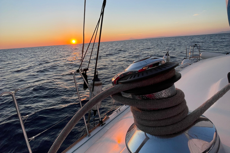 Santorin : Excursion d'une journée complète en catamaran avec nourriture et boissonsSantorin : Excursion d'une journée complète