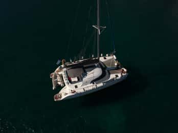 Santorini: Crociera in catamarano di un giorno intero, con cibo e bevande
