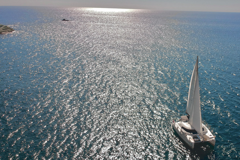 Santorin : Excursion d'une journée complète en catamaran avec nourriture et boissonsSantorin : Excursion d'une journée complète