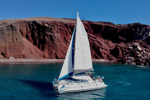 Santorin : Excursion d'une journée complète en catamaran avec nourriture et boissonsSantorin : Excursion d'une journée complète