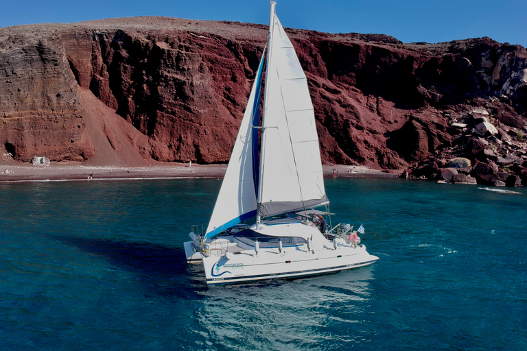 Santorin : Excursion d'une journée complète en catamaran avec nourriture et boissonsSantorin : Excursion d'une journée complète