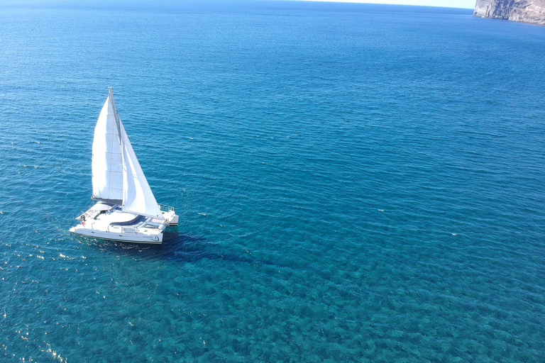 Santorini: Excursión de día completo en catamarán con comida y bebidaSantorini: Excursión de día completo