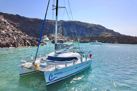 Santorin : Excursion d'une journée complète en catamaran avec nourriture et boissonsSantorin : Excursion d'une journée complète