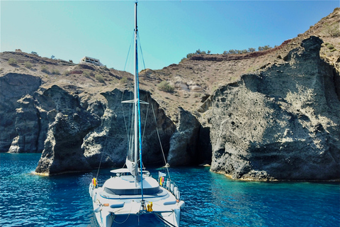 Santorin : Excursion d'une journée complète en catamaran avec nourriture et boissonsSantorin : Excursion d'une journée complète