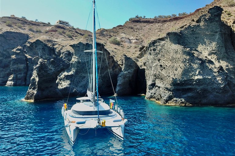 Santorin : Excursion d'une journée complète en catamaran avec nourriture et boissonsSantorin : Excursion d'une journée complète