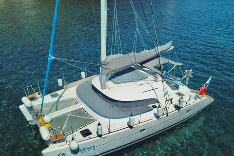 Santorin : Excursion d'une journée complète en catamaran avec nourriture et boissonsSantorin : Excursion d'une journée complète