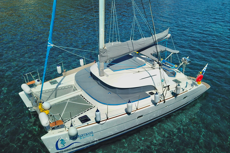 Santorin : Excursion d'une journée complète en catamaran avec nourriture et boissonsSantorin : Excursion d'une journée complète