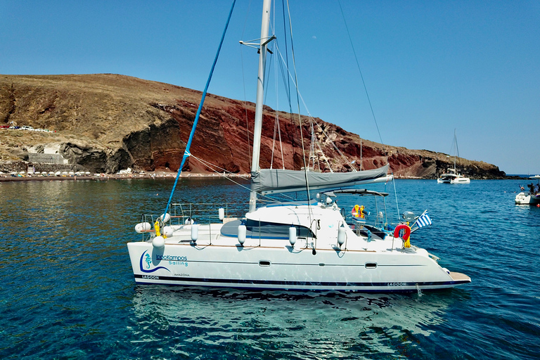 Santorin : Excursion d'une journée complète en catamaran avec nourriture et boissonsSantorin : Excursion d'une journée complète