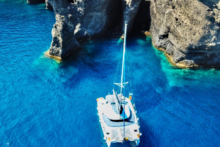Santorin : Excursion d'une journée complète en catamaran avec nourriture et boissonsSantorin : Excursion d'une journée complète