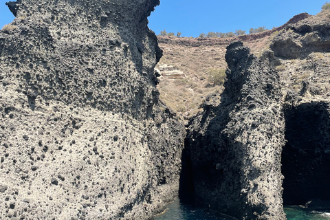 Santorin : Excursion d'une journée complète en catamaran avec nourriture et boissonsSantorin : Excursion d'une journée complète