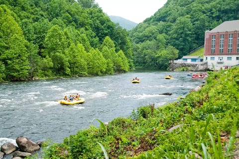 Pigeon Forge: Zipline, Rope Course & River Float Adventure
