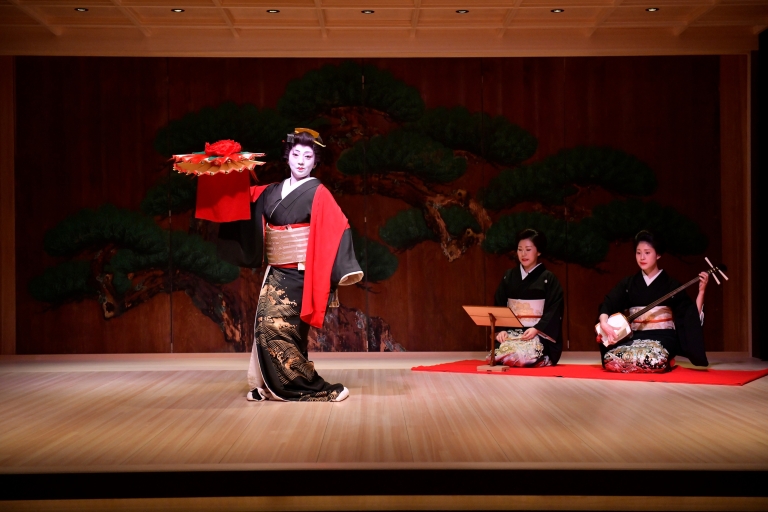 Tokio: toegangsbewijs voor traditionele podiumkunsten met dinerTokio: ticket voor podiumkunsten met zitplaatsen op de eerste rij en diner