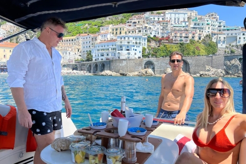 Capri: prywatna wycieczka łodzią all inclusive i wizyta w mieście