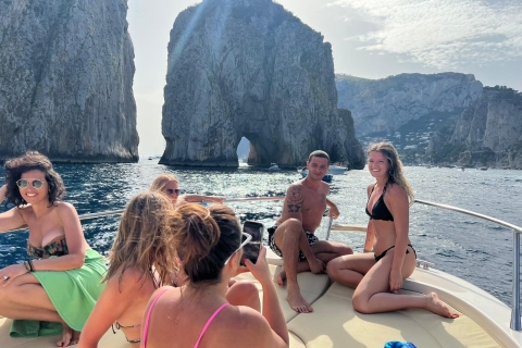 Capri: prywatna wycieczka łodzią all inclusive i wizyta w mieście