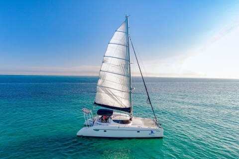 Cancún : croisière privée en catamaran personnalisable avec bar ouvert