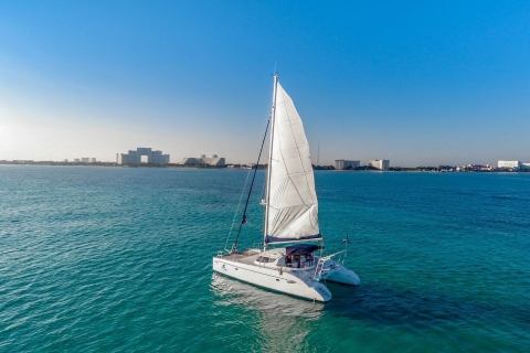 Cancún: crucero en catamarán privado personalizable con barra libre