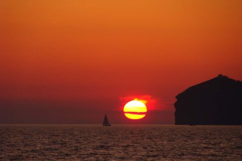 Santorini: Sunset Cruise with Greek Dinner and Transfer