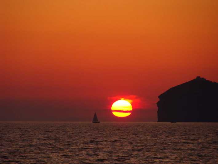 Santorini: crociera al tramonto con pasto greco e transfer