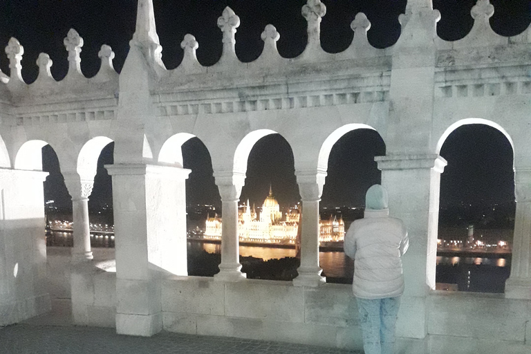 Budapeste: passeio noturno pela Colina do Castelo com o Bastião dos PescadoresLuzes e pontos turísticos da Colina do Castelo