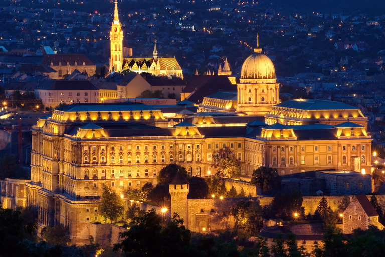 Budapest: tour serale della collina del castello con il bastione dei pescatoriLuci e attrazioni della collina del castello