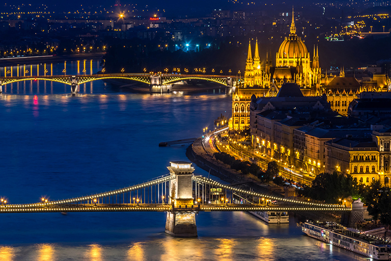 Budapest: tour serale della collina del castello con il bastione dei pescatoriLuci e attrazioni della collina del castello